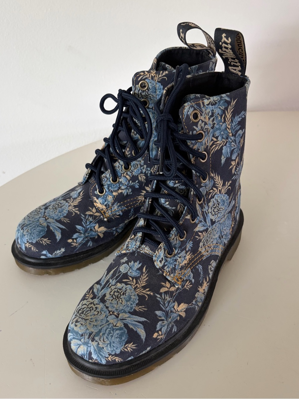 Dr. Martens Beckett Blue Floral Canvas 8-Eye Combat Boots Women's Size 8